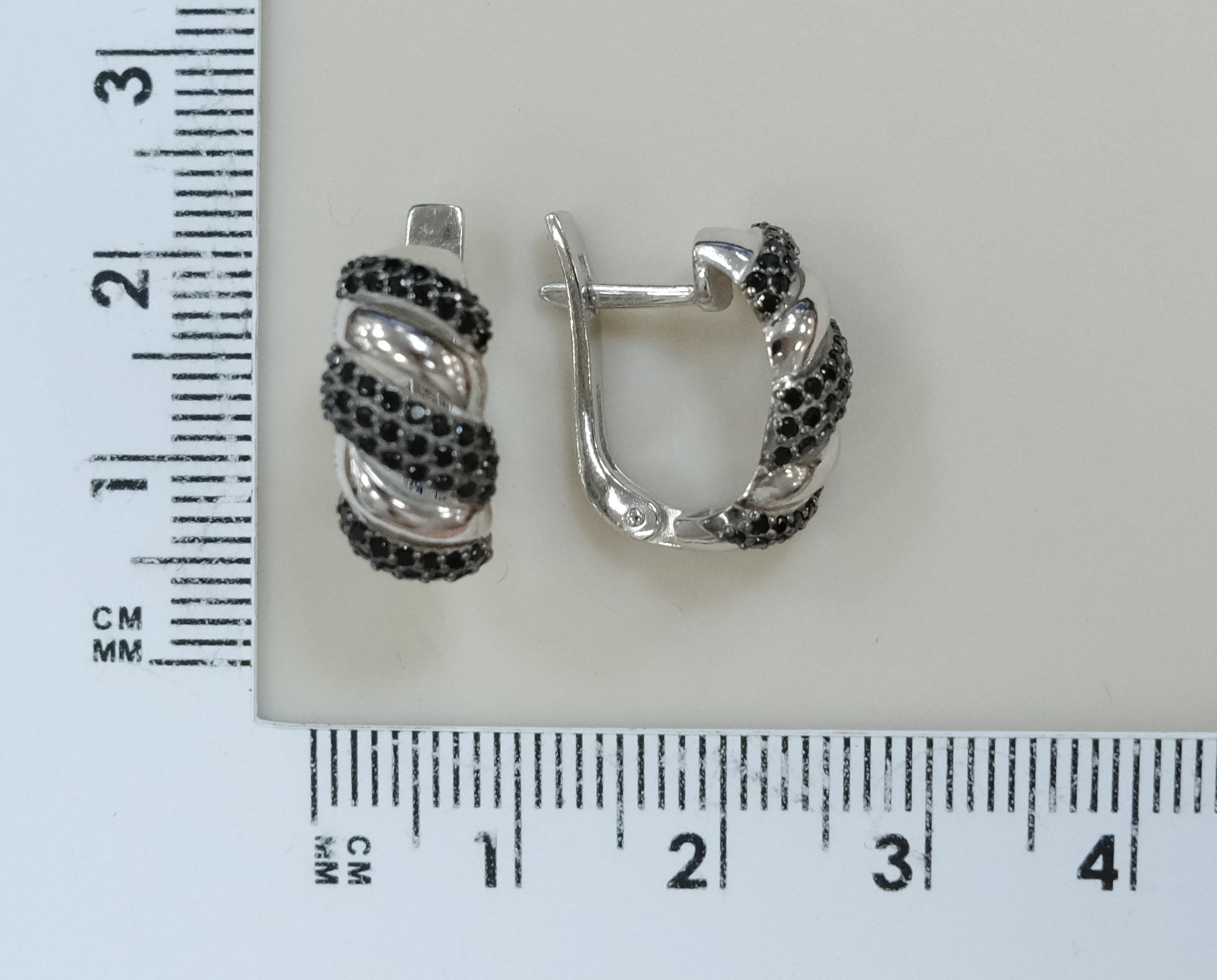 Серебряные серьги со шпинелью